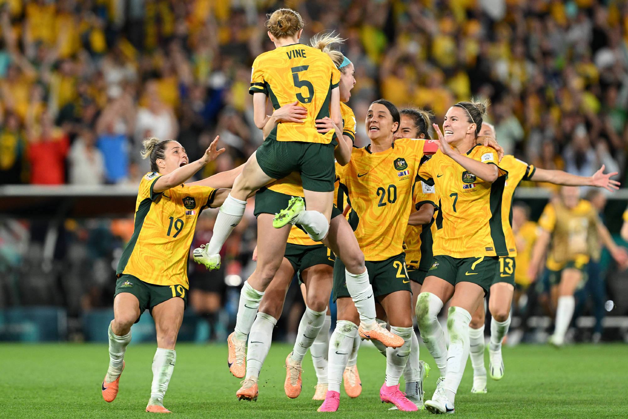 英格兰逆转哥伦比亚，佩德里刷新纪录