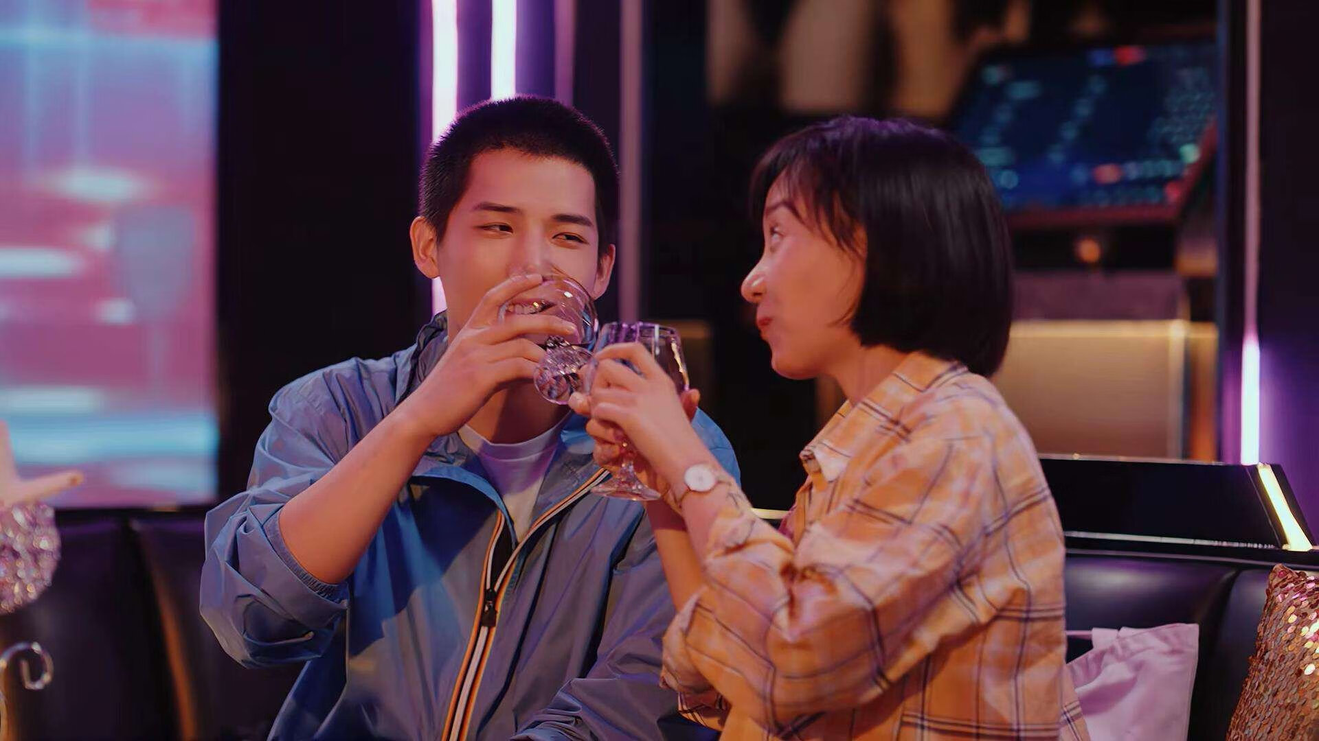 绿茵与篮坛的霸权共鸣，德甲争冠焦点战中的热火式灼烧与太阳式抗争